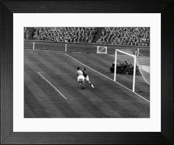 Framed Print : Aston Villa 2-1 Manchester United, FA Cup Final 1957, Wembley Stadium Framed Print : Aston Villa 2-1 Manchester United, FA Cup Final 1957, Wembley Stadium