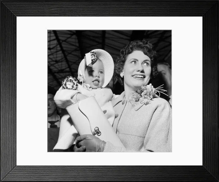 Framed Print : Family of Aston Villa Team, arrive in London for FA Cup Final v Manchester United Framed Print : Family of Aston Villa Team, arrive in London for FA Cup Final v Manchester United
