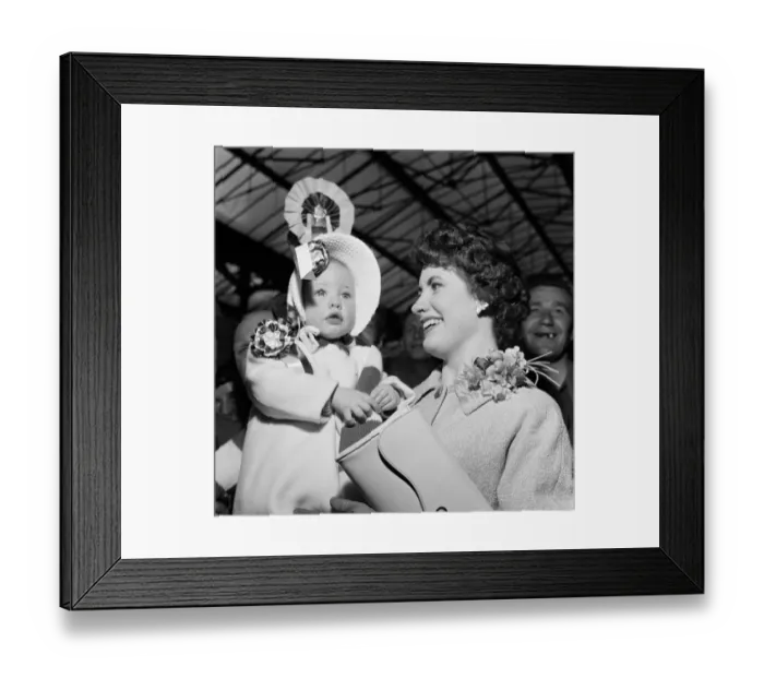 Framed Print : Family of Aston Villa Team, arrive in London for FA Cup Final v Manchester United Framed Print : Family of Aston Villa Team, arrive in London for FA Cup Final v Manchester United