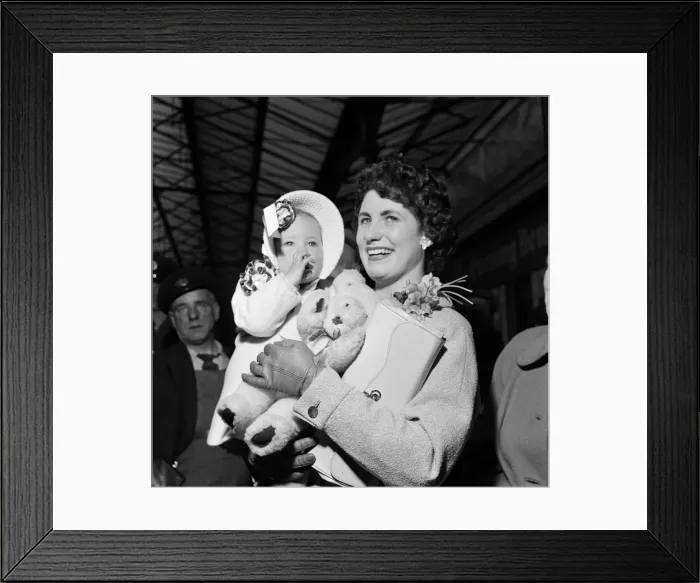 Framed Print : Family of Aston Villa Team, arrive in London for FA Cup Final v Manchester United Framed Print : Family of Aston Villa Team, arrive in London for FA Cup Final v Manchester United