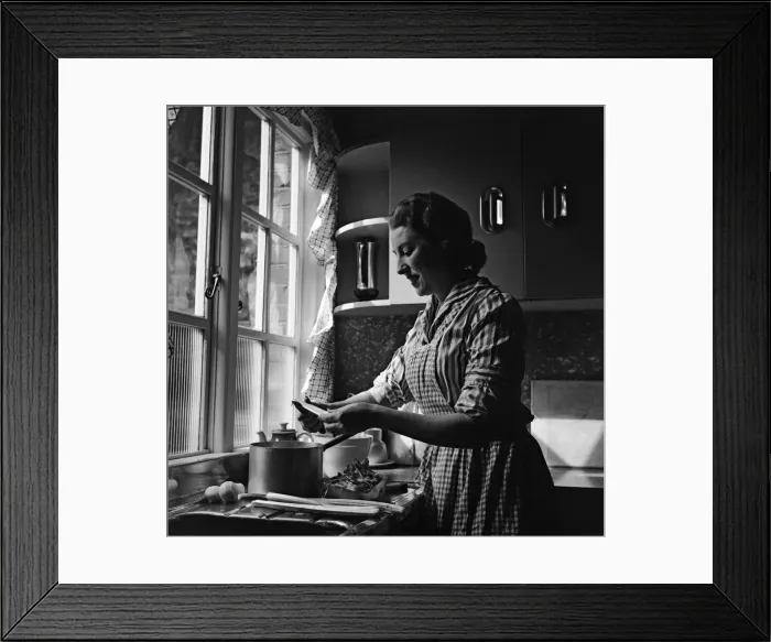 Framed Print : Housewife Vera Lynn. 17th March 1957 Framed Print : Housewife Vera Lynn. 17th March 1957