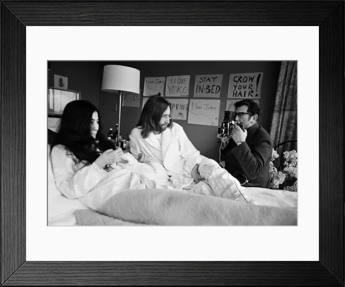 Framed Print : John Lennon and his wife Yoko Ono stage a bed in in a hotel in Amsterdam