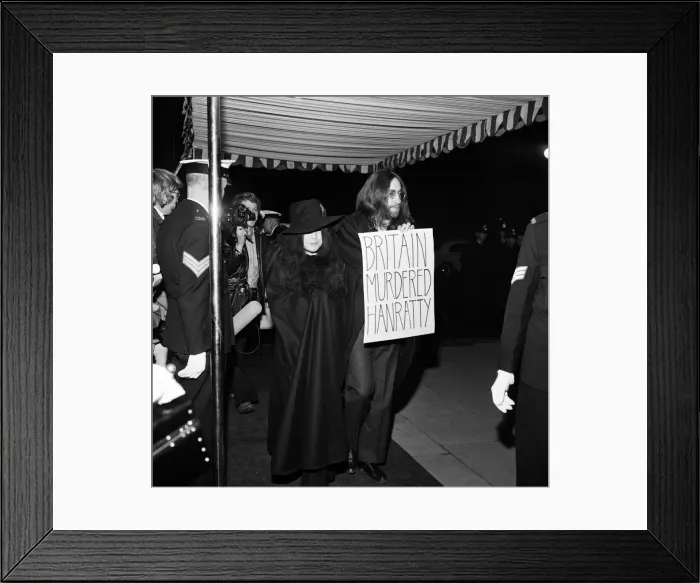 Framed Print : John Lennon and Yoko Ono arriving at the Charity world Premier of Framed Print : John Lennon and Yoko Ono arriving at the Charity world Premier of
