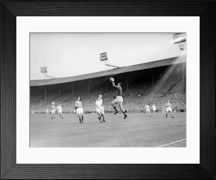 Framed Print : Aston Villa 2-1 Manchester United, FA Cup Final 1957, Wembley Stadium Framed Print : Aston Villa 2-1 Manchester United, FA Cup Final 1957, Wembley Stadium