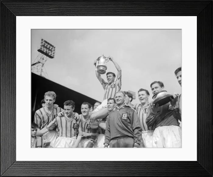 Framed Print : Aston Villa 2-1 Manchester United, FA Cup Final 1957, Wembley Stadium Framed Print : Aston Villa 2-1 Manchester United, FA Cup Final 1957, Wembley Stadium