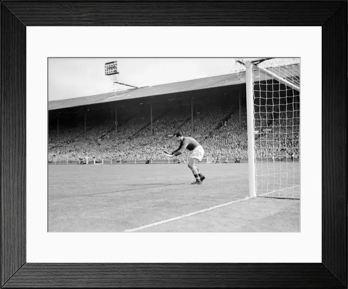 Framed Print : Aston Villa 2-1 Manchester United, FA Cup Final 1957, Wembley Stadium Framed Print : Aston Villa 2-1 Manchester United, FA Cup Final 1957, Wembley Stadium