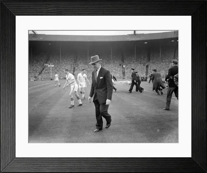 Framed Print : Aston Villa 2-1 Manchester United, FA Cup Final 1957, Wembley Stadium Framed Print : Aston Villa 2-1 Manchester United, FA Cup Final 1957, Wembley Stadium