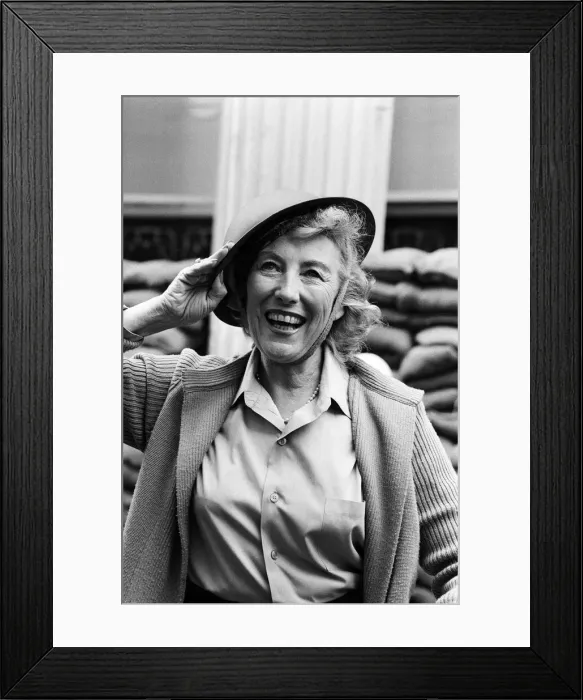 Framed Print : Dame Vera Lynn will appear at the Lyceum in Stage Door Canteen Framed Print : Dame Vera Lynn will appear at the Lyceum in Stage Door Canteen