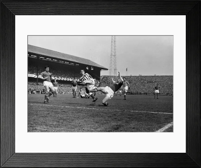 Framed Print : Sunderland 0 v Chelsea, 1 Old League Division Two match at Roker Park Framed Print : Sunderland 0 v Chelsea, 1 Old League Division Two match at Roker Park