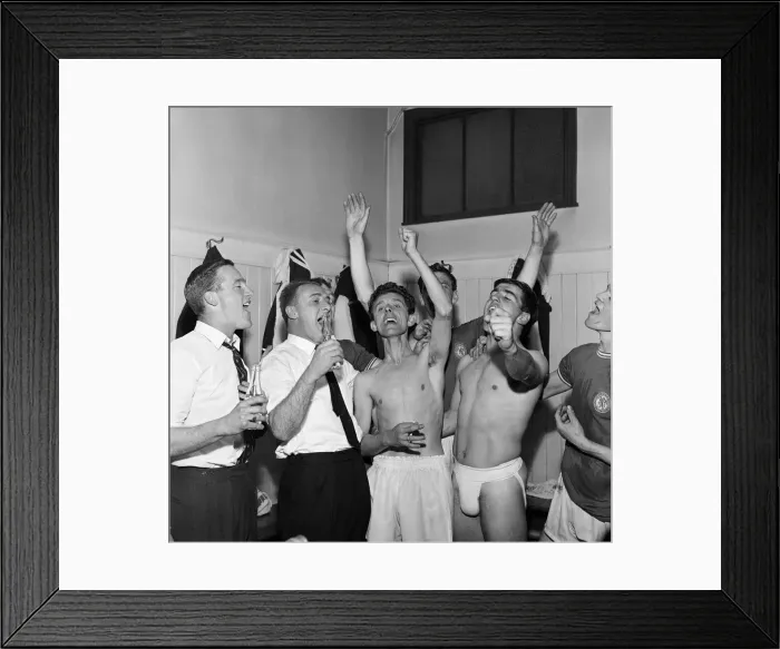 Framed Print : Sunderland 0 v Chelsea, 1 Old League Division Two match at Roker Park