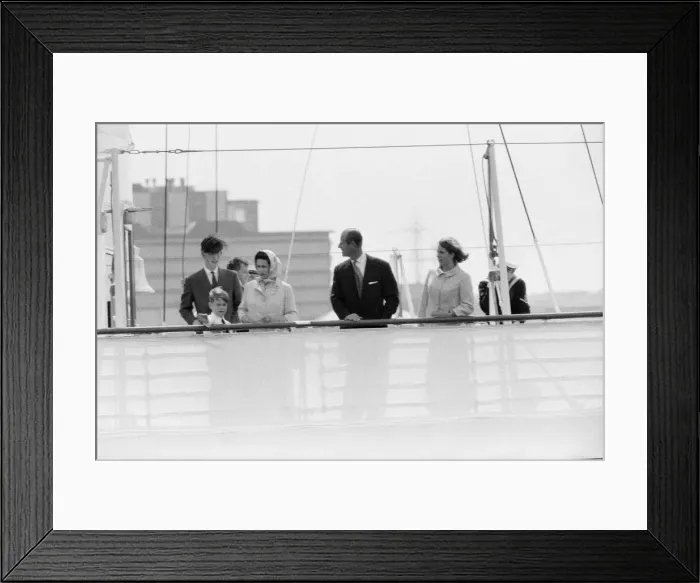 Framed Print : The Royal family set off for their annual holiday to Balmoral Framed Print : The Royal family set off for their annual holiday to Balmoral