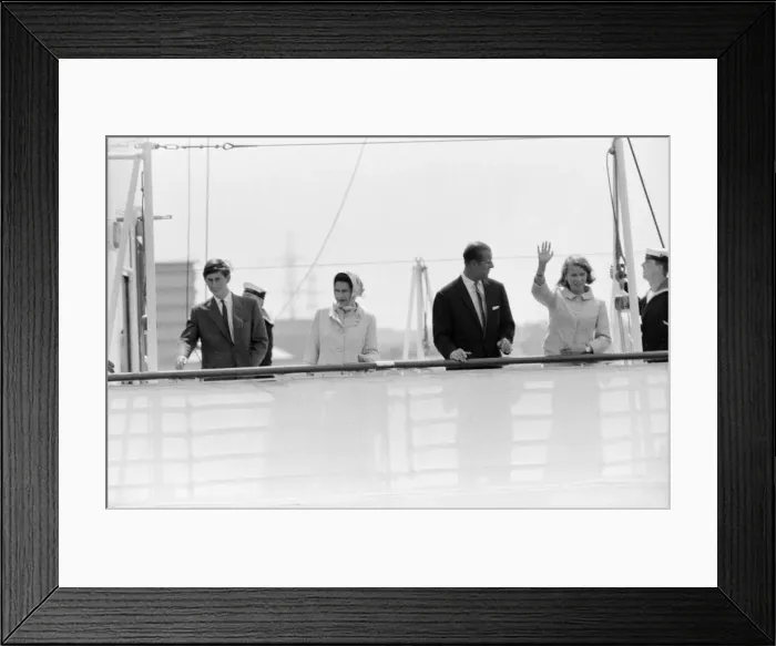 Framed Print : The Royal family set off for their annual holiday to Balmoral Framed Print : The Royal family set off for their annual holiday to Balmoral
