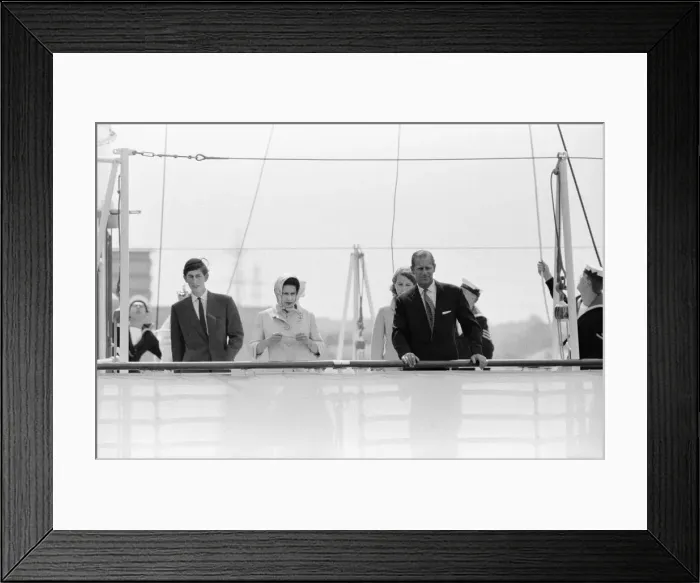 Framed Print : The Royal family set off for their annual holiday to Balmoral Framed Print : The Royal family set off for their annual holiday to Balmoral