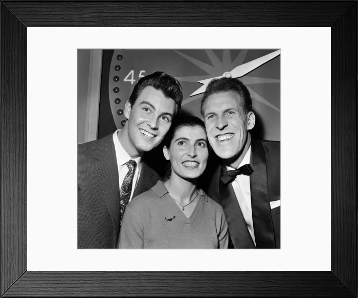 Framed Print : A young couple married for one week win £700 in the London Palladium show
