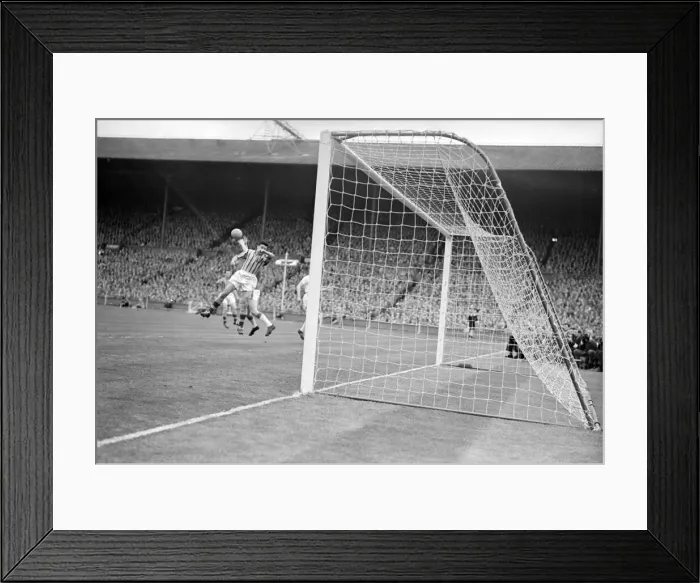 Framed Print : Aston Villa 2-1 Manchester United, FA Cup Final 1957, Wembley Stadium Framed Print : Aston Villa 2-1 Manchester United, FA Cup Final 1957, Wembley Stadium
