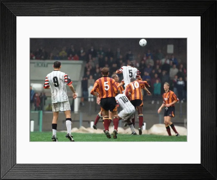 Framed Print : Swansea 2 - 0 Bradford, League Division Two match held at Vetch Field. 7th October 1995 Framed Print : Swansea 2 - 0 Bradford, League Division Two match held at Vetch Field. 7th October 1995