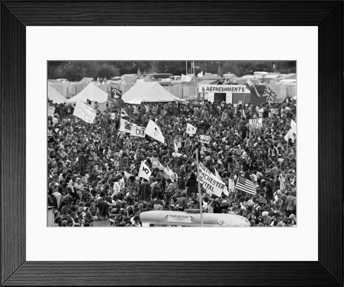Framed Print : Reading Pop festival. Berkshire, August 1975 Framed Print : Reading Pop festival. Berkshire, August 1975