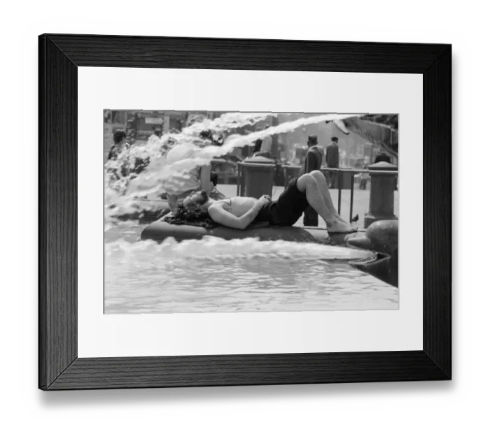 Framed Print : Summer Weather Pix, Trafalgar Square, London, 8th June 1976 Framed Print : Summer Weather Pix, Trafalgar Square, London, 8th June 1976