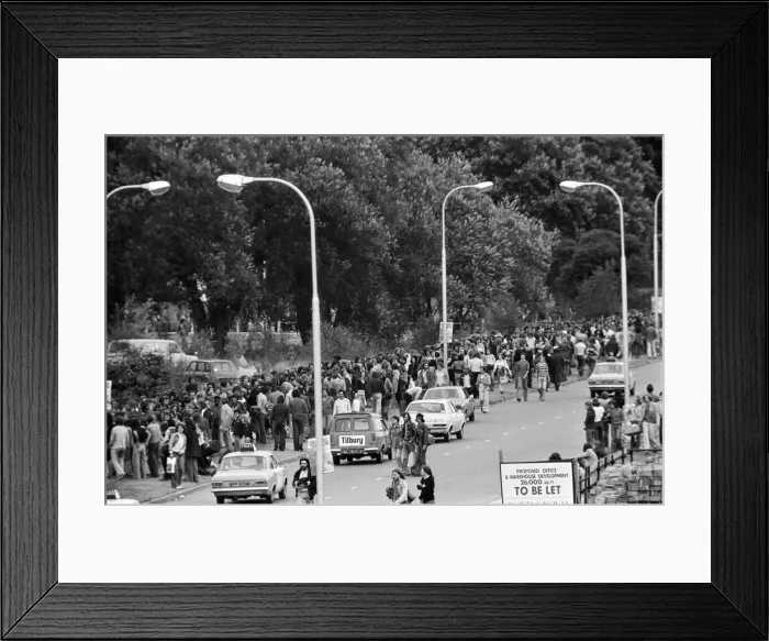 Framed Print : Reading Pop festival. Berkshire, August 1975 Framed Print : Reading Pop festival. Berkshire, August 1975