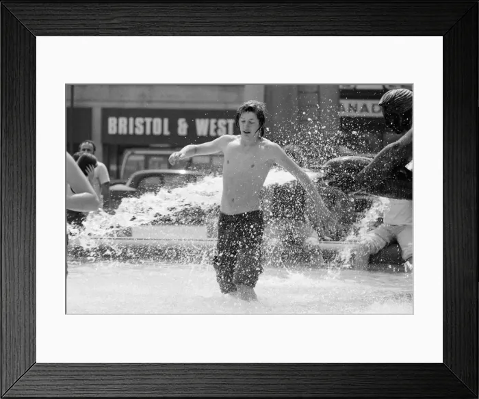 Framed Print : Summer Weather Pix, Trafalgar Square, London, 8th June 1976 Framed Print : Summer Weather Pix, Trafalgar Square, London, 8th June 1976