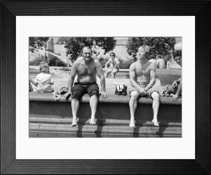 Framed Print : Summer Weather Pix, Trafalgar Square, London, 8th June 1976 Framed Print : Summer Weather Pix, Trafalgar Square, London, 8th June 1976
