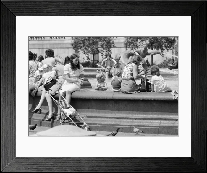 Framed Print : Summer Weather Pix, Trafalgar Square, London, 8th June 1976 Framed Print : Summer Weather Pix, Trafalgar Square, London, 8th June 1976