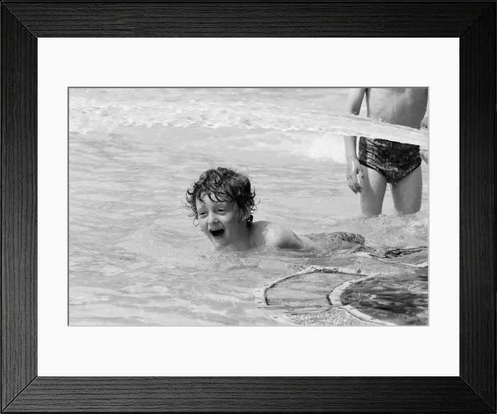 Framed Print : Summer Weather Pix, Trafalgar Square, London, 8th June 1976 Framed Print : Summer Weather Pix, Trafalgar Square, London, 8th June 1976