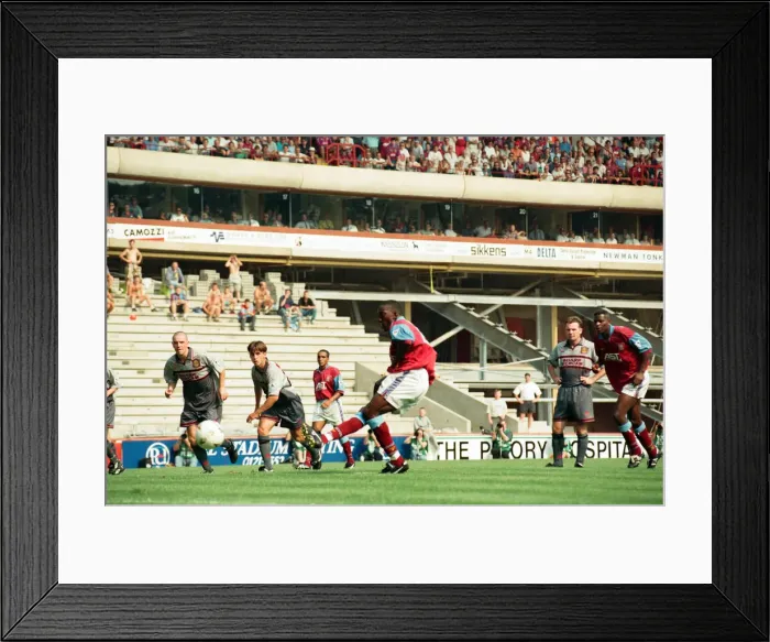 Framed Print : Aston Villa 3 -1 Manchester United Premiership match held at Villa Park. 19th August 1995 Framed Print : Aston Villa 3 -1 Manchester United Premiership match held at Villa Park. 19th August 1995