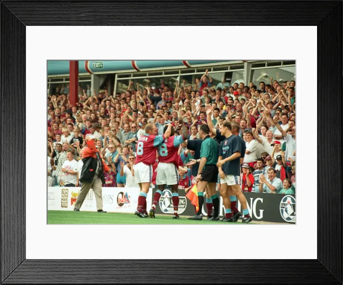 Framed Print : Aston Villa 3 -1 Manchester United Premiership match held at Villa Park. 19th August 1995
