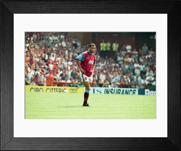 Framed Print : Aston Villa 3 -1 Manchester United Premiership match held at Villa Park. 19th August 1995