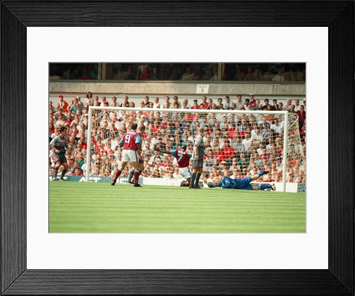 Framed Print : Aston Villa 3 -1 Manchester United Premiership match held at Villa Park. 19th August 1995 Framed Print : Aston Villa 3 -1 Manchester United Premiership match held at Villa Park. 19th August 1995