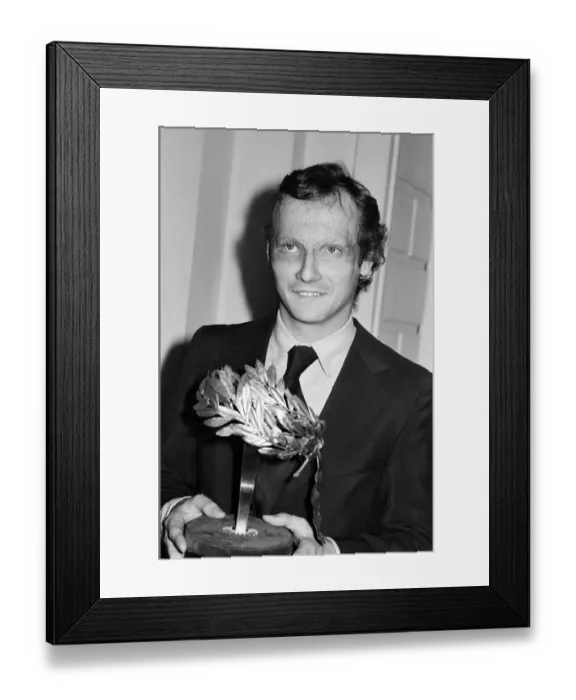 Framed Print : Niki Lauda awarded a cheque for £50, 000 and a trophy at a Valour in Sport Framed Print : Niki Lauda awarded a cheque for £50, 000 and a trophy at a Valour in Sport