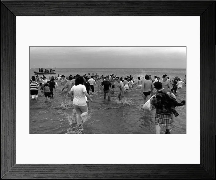 Framed Print : Boxing Day at Redcar Seafront. 26th December 1988 Framed Print : Boxing Day at Redcar Seafront. 26th December 1988