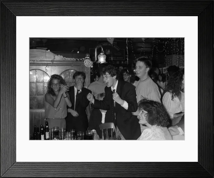 Framed Print : Football fans watching England in their semi-final match during the 1990 FIFA World Cup Framed Print : Football fans watching England in their semi-final match during the 1990 FIFA World Cup