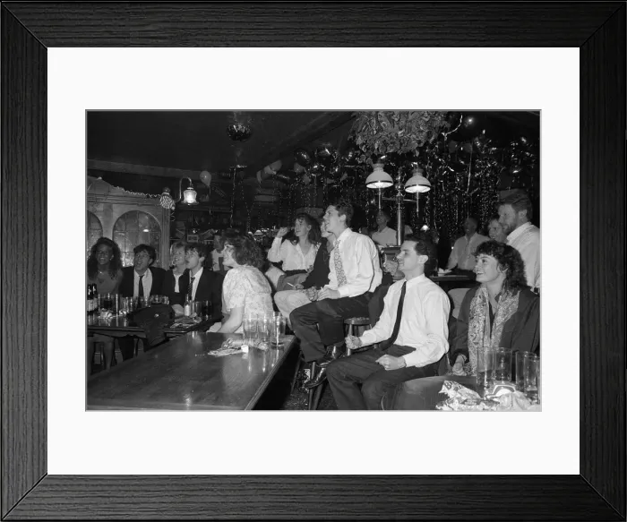 Framed Print : Football fans watching England in their semi-final match during the 1990 FIFA World Cup Framed Print : Football fans watching England in their semi-final match during the 1990 FIFA World Cup