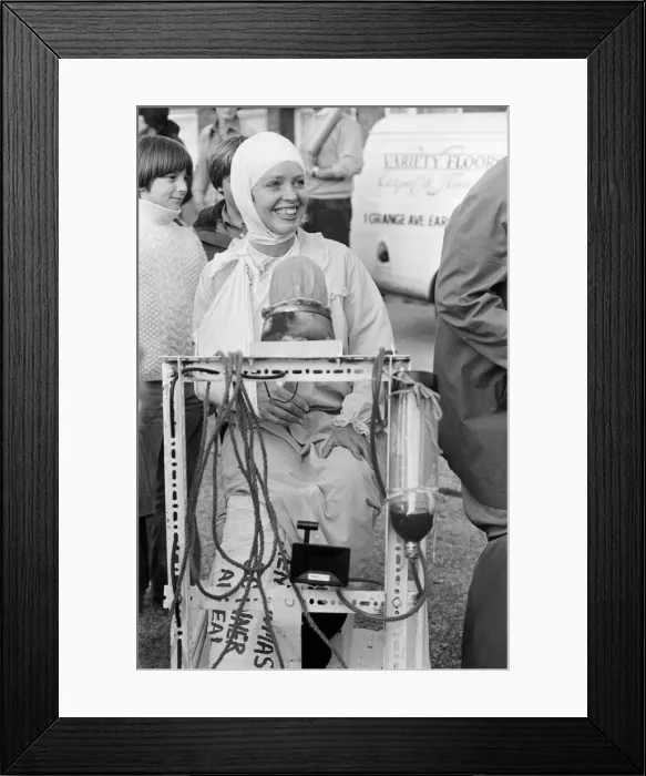 Framed Print : Pram Racing, School Green, Shinfield, Reading, June 1980 Framed Print : Pram Racing, School Green, Shinfield, Reading, June 1980