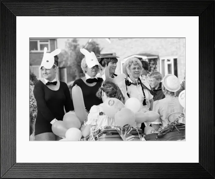 Framed Print : Pram Racing, School Green, Shinfield, Reading, June 1980 Framed Print : Pram Racing, School Green, Shinfield, Reading, June 1980