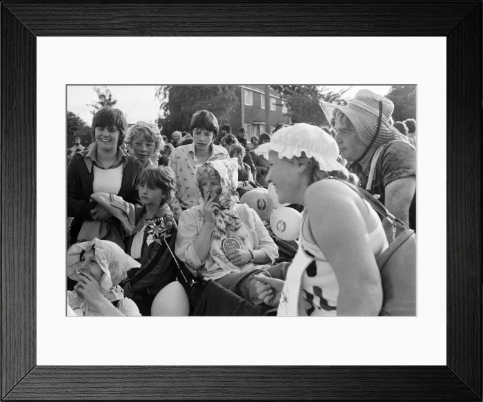 Framed Print : Pram Racing, School Green, Shinfield, Reading, June 1980 Framed Print : Pram Racing, School Green, Shinfield, Reading, June 1980