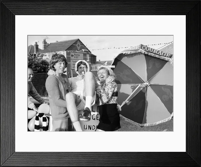 Framed Print : Pram Racing, School Green, Shinfield, Reading, June 1980 Framed Print : Pram Racing, School Green, Shinfield, Reading, June 1980
