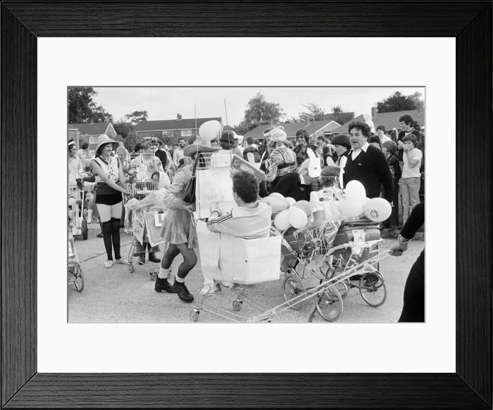Framed Print : Pram Racing, School Green, Shinfield, Reading, June 1980 Framed Print : Pram Racing, School Green, Shinfield, Reading, June 1980