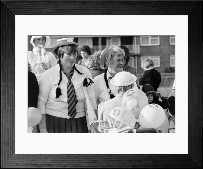 Framed Print : Pram Racing, School Green, Shinfield, Reading, June 1980 Framed Print : Pram Racing, School Green, Shinfield, Reading, June 1980