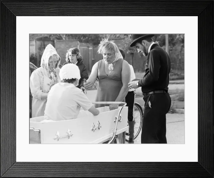 Framed Print : Pram Racing, School Green, Shinfield, Reading, June 1980 Framed Print : Pram Racing, School Green, Shinfield, Reading, June 1980