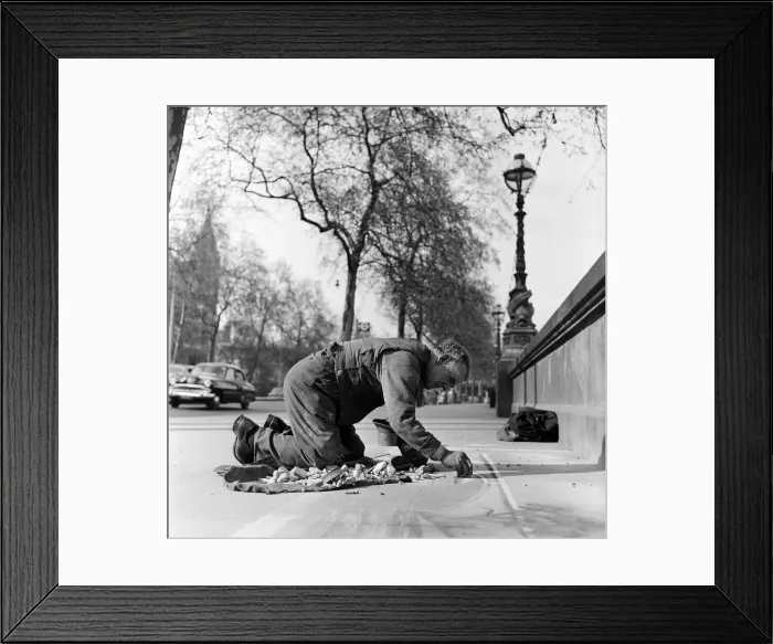Framed Print : Pavement Artist at work on the Embankment, London. Circa 1945 Framed Print : Pavement Artist at work on the Embankment, London. Circa 1945