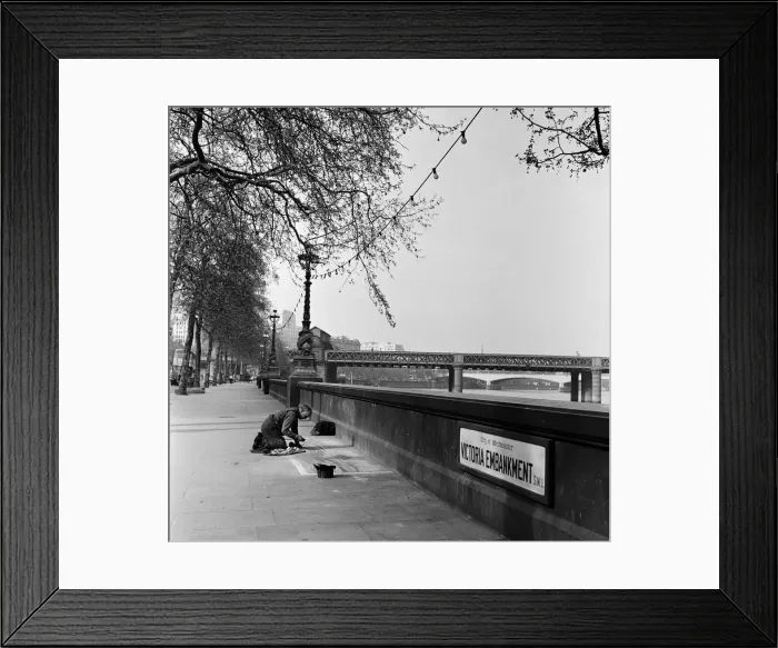 Framed Print : Pavement Artist at work on the Embankment, London. Circa 1945 Framed Print : Pavement Artist at work on the Embankment, London. Circa 1945