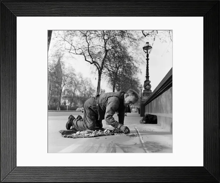 Framed Print : Pavement Artist at work on the Embankment, London. Circa 1945 Framed Print : Pavement Artist at work on the Embankment, London. Circa 1945