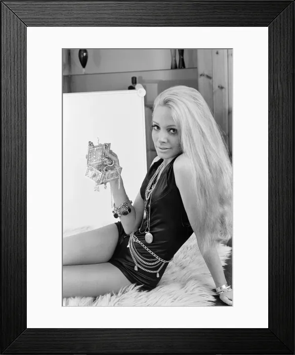 Framed Print : Maureen Flanagan, Model and Market Stall Holder, London, 26th June 1969 Framed Print : Maureen Flanagan, Model and Market Stall Holder, London, 26th June 1969