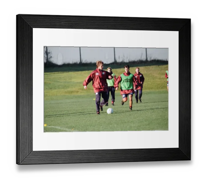 Framed Print : Manchester United in training. David Beckham on the ball