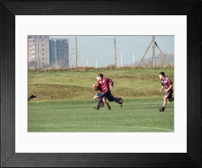 Framed Print : Manchester United in training. David Beckham sprints with Gary Neville Framed Print : Manchester United in training. David Beckham sprints with Gary Neville