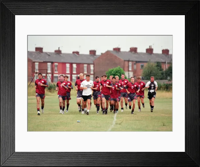 Framed Print : Manchester United in their first day of training. Left to right: Eric Cantona