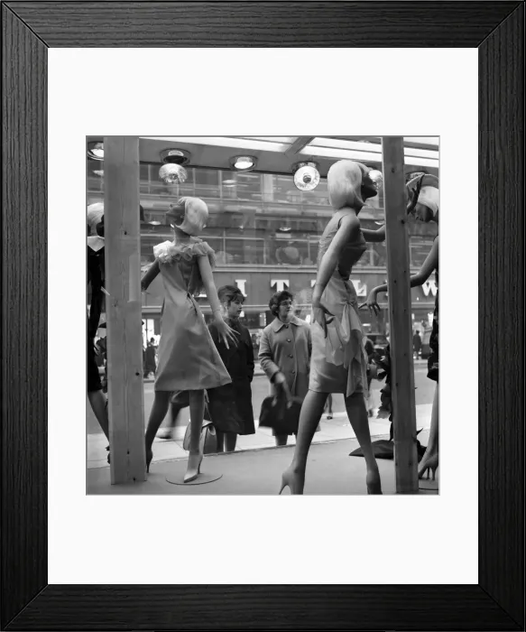 Framed Print : Whos the dummy? Window shopping in Oxford Street, London. Circa 1960 Framed Print : Whos the dummy? Window shopping in Oxford Street, London. Circa 1960